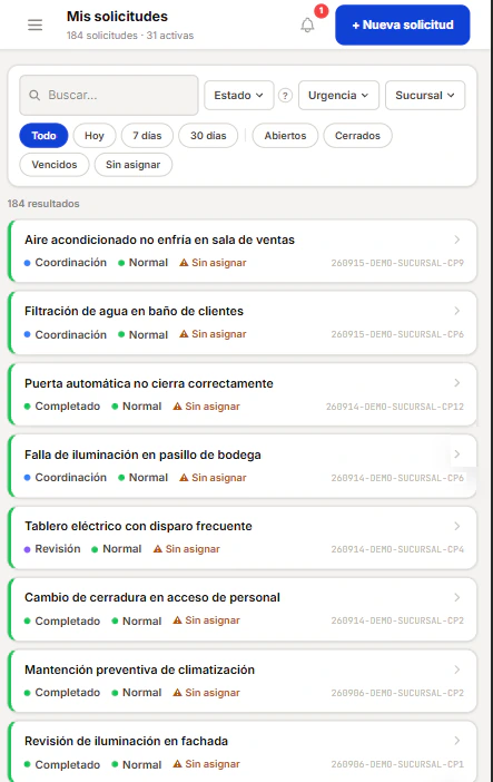 Lista de solicitudes en el teléfono con buscador, filtros por estado, urgencia y sucursal, y una tarjeta por solicitud con su estado, urgencia y código de ticket.